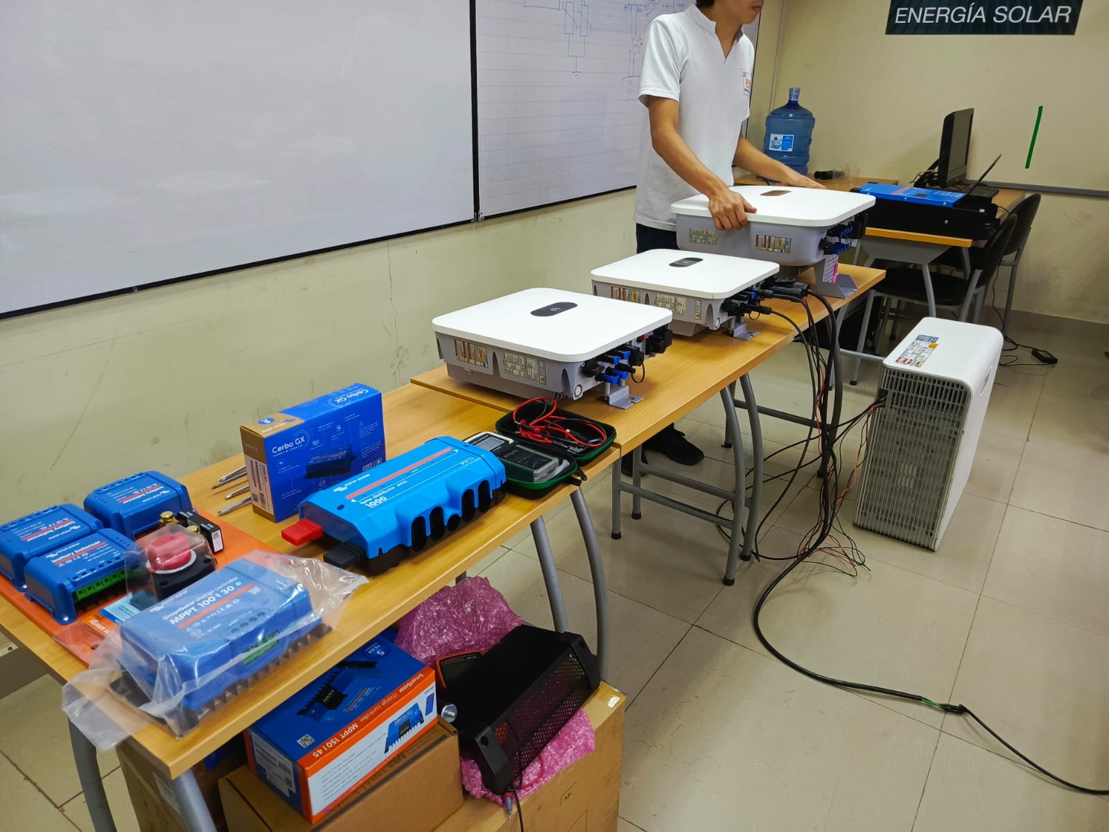 Electhronium — equipo e instalaciones